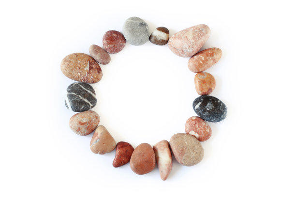 圆形的框架由石头在白色的背景与复制空间在中心图片下载