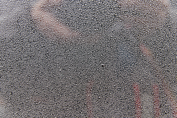 水滴在汽车后窗上的纹理。有选择性的重点图片下载