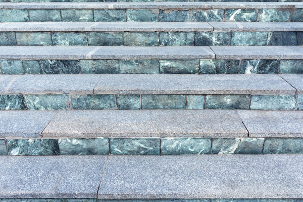 由大理石和花岗岩砌成的古代石阶图片下载