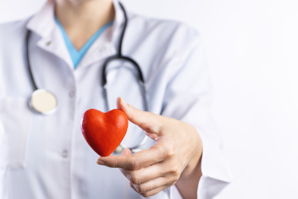 医生拿着红心形状的手图片下载