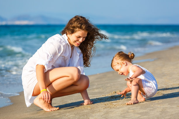 母亲和女儿在希腊的海滩上玩耍图片下载