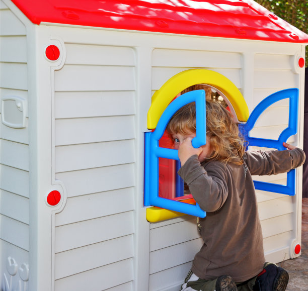 可爱的小卷毛男孩在玩图片下载