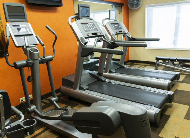 小型健身房里的跑步机和椭圆机图片下载