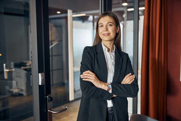 穿着商务服装向前看的女商人图片下载