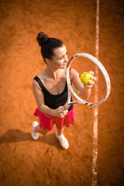 在草地上打网球的女人图片下载