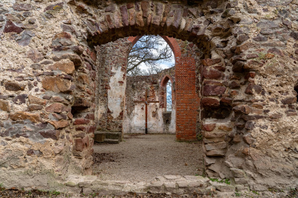 波林修道院废墟匈牙利徒步旅行路线附近的巴达克索尼在萨尔弗德图片下载