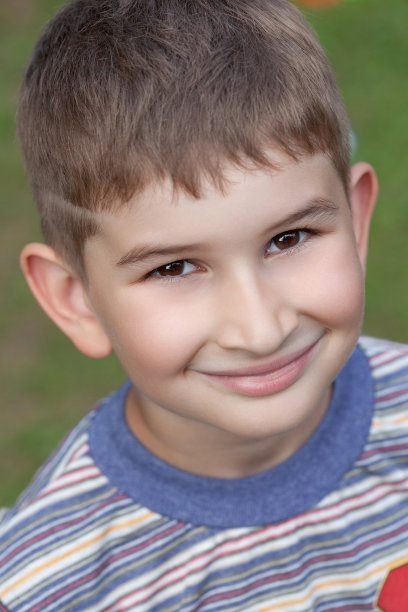 快乐男孩的肖像是在公园或户外微笑着享受领养的生活图片下载