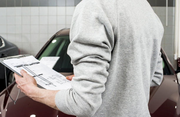 汽车服务，修理，维护的概念-机械师写在车间仓库的剪贴板，技术员做检查表修理机器在服务，详细说明图片下载