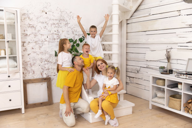 一家人坐在楼梯上微笑。图片下载