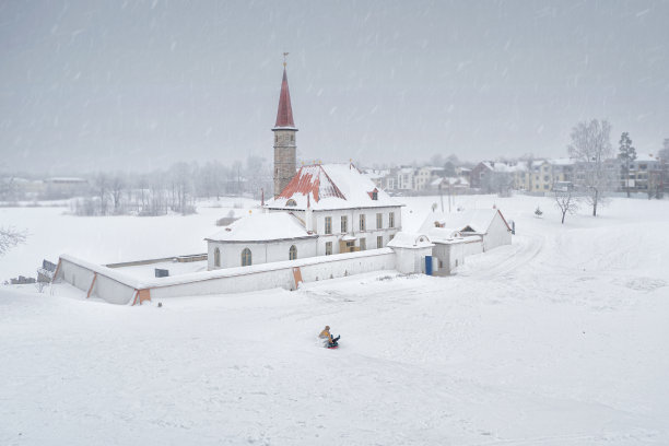 冬天用滑梯滑雪。白雪皑皑的风景与古老的马耳他宫殿在美丽的自然景观。Gatchina。图片下载