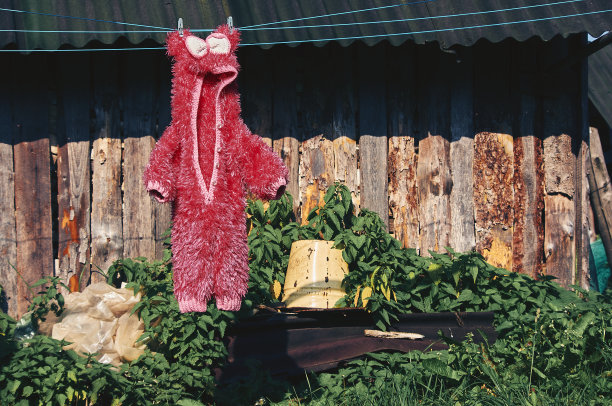 绳子上挂着孩子们的服装图片下载