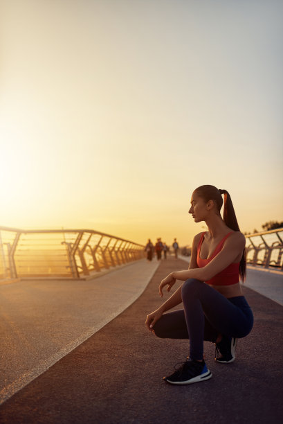 早上女孩在户外做运动图片下载