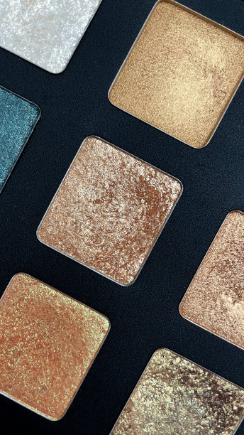 发光的眼影调色板。特写镜头图片下载