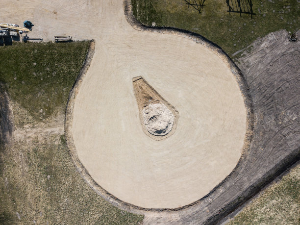 环岛停车场鸟瞰图。没有完成图片下载