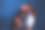 女人抓着男朋友的领带。一个漂亮的男人和他性感的女朋友在录音室里用蓝色的霓虹灯照明图片下载