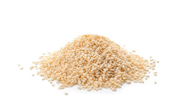 白色背景上的芝麻堆图片下载