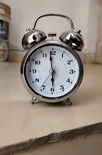 白色石英表闹钟在白色闪亮的地板上图片下载