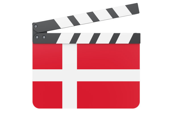电影板配丹麦国旗，电影产业理念。3D渲染孤立的白色背景图片下载