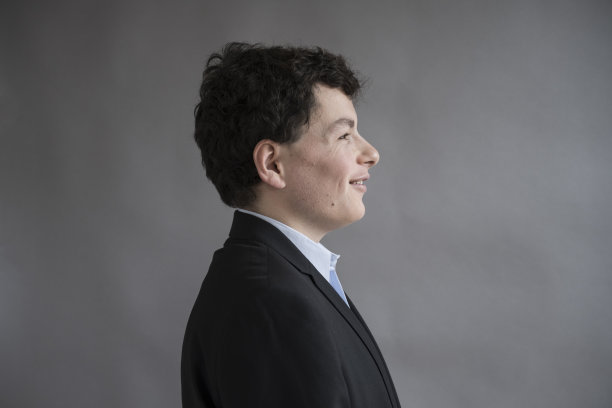 年轻白人男子的侧影图片下载