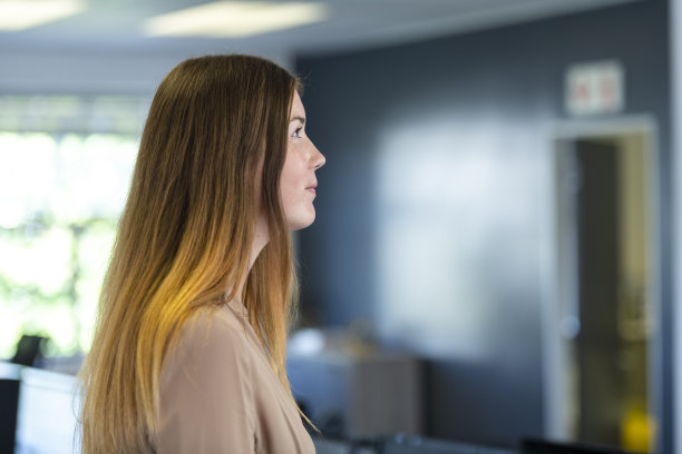 侧视图肖像年轻的女商人图片下载