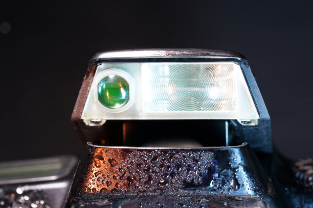 在摄影棚里用彩色胶卷拍摄的相机闪光灯图片下载