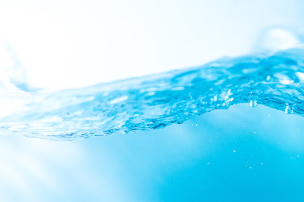 水波与气泡的空气，在白色的背景。蓝色的水图片下载