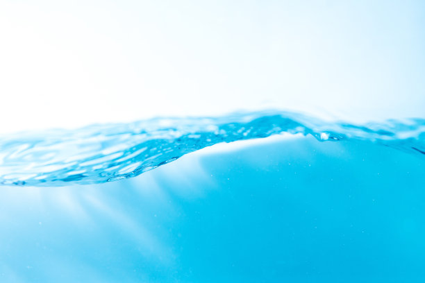 水波与气泡的空气，在白色的背景。蓝色的水图片下载