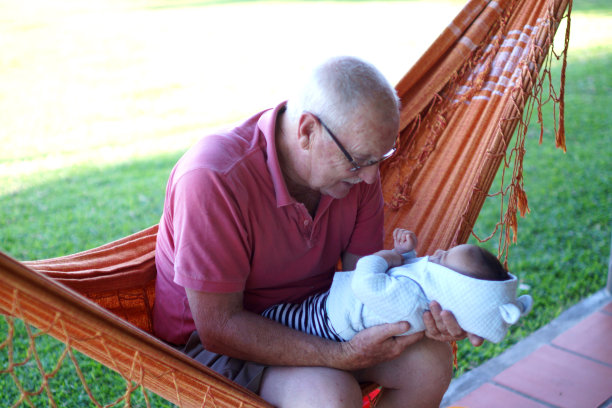 爷爷奶奶和孙子孙女在玩图片下载