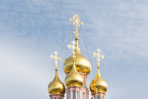 天空衬托下的东正教金色圆顶图片下载