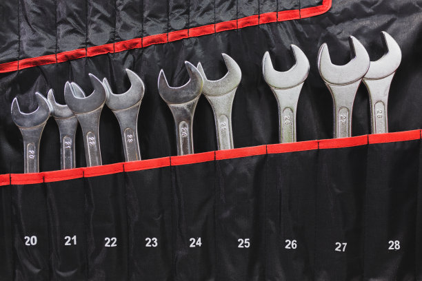 铬钒扳手排成一行。工作工具的概念。图片下载