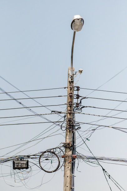 电线杆上杂乱的电缆和电线图片下载