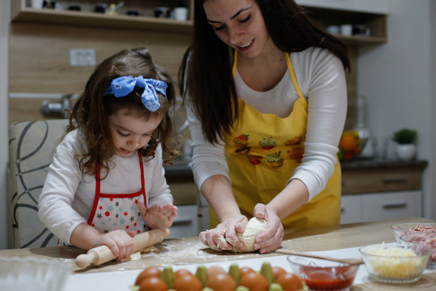 妈妈教女儿自制披萨的照片图片下载
