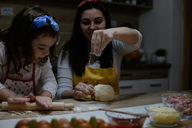 妈妈教女儿自制披萨的照片图片下载