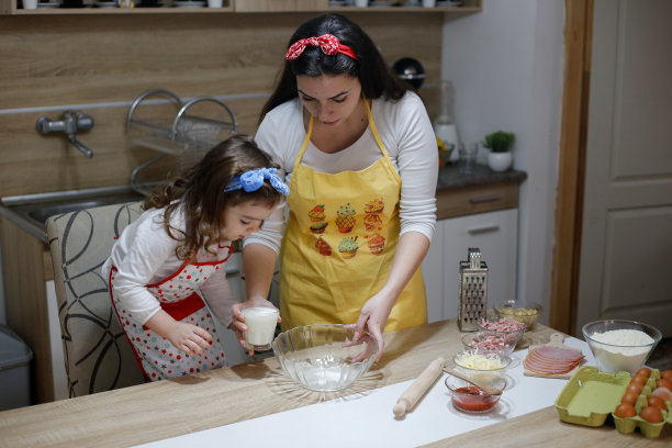 妈妈教女儿自制披萨的照片图片下载