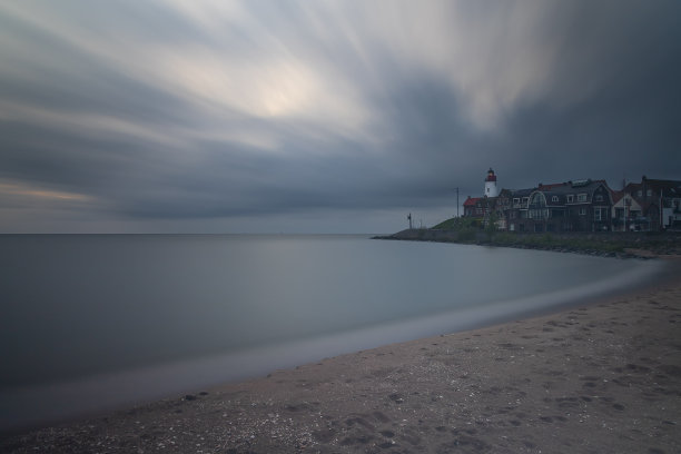 荷兰乌尔克灯塔的大海和海滩。照片中的蓝色手表时间很长。图片下载