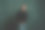 穿着黑色羊毛衫的胡子拉碴的男人靠在灰色的墙上图片下载