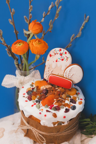 复活节蛋糕，天然的复活节潘妮托妮干果，坚果和鲜花的节日节日餐桌图片下载