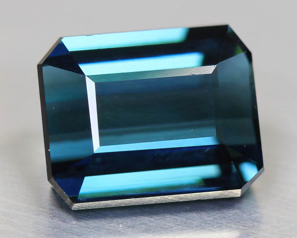 天然宝石蓝色电气石靛岩在白色的背景图片下载