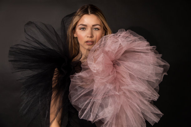 工作室拍摄美丽的年轻女子化妆和网状晚礼服，在黑色背景下摆姿势，复制空间，广告香水的美丽概念，透过纺织品图片下载