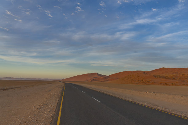 清晨前往索苏斯瓦莱的路上，背景沙丘，纳米比亚纳米布沙漠图片下载