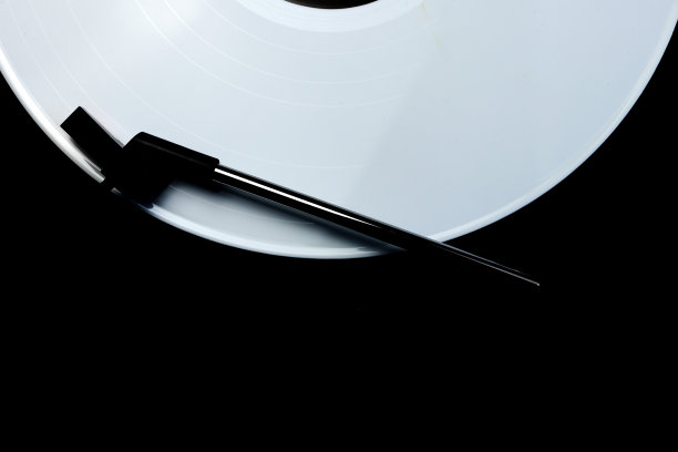 白色的黑胶唱片在唱机转盘上旋转——留声机的唱针——在正上方图片下载