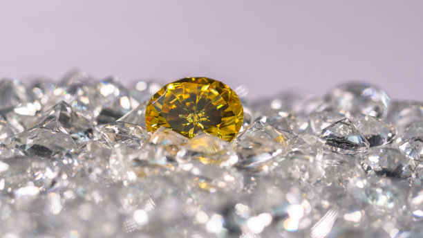 一堆白色钻石上的黄色蓝宝石。图片下载