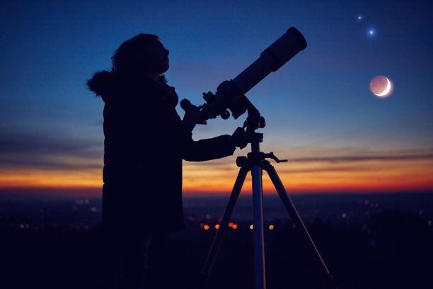 小女孩用天文望远镜观察星星、行星、月亮和夜空。图片下载