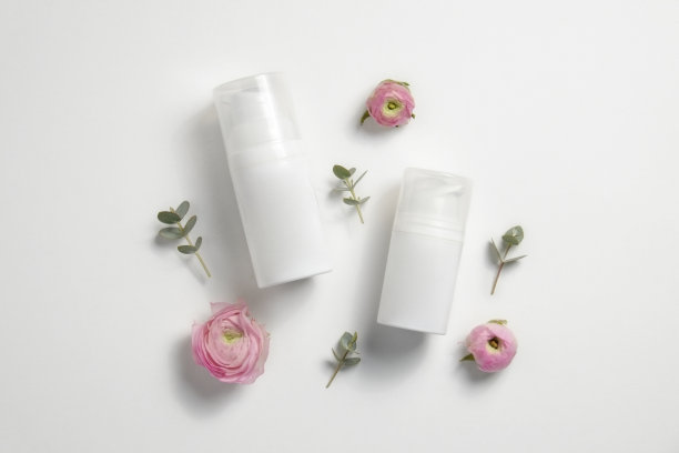 白色奶油瓶与分配器。图片下载