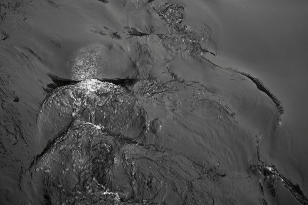 黑色水面与石头为抽象背景图片下载