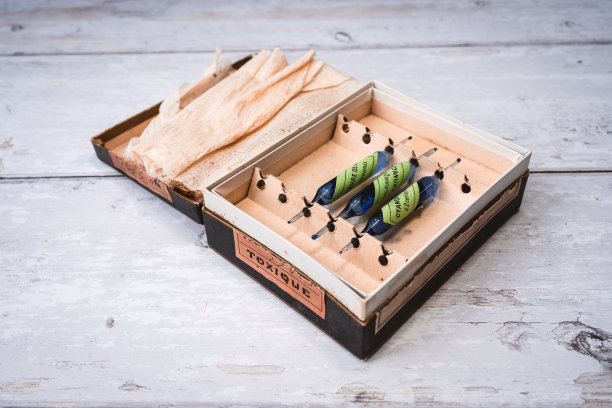 老蓝色氰化物安瓿的特写图片下载