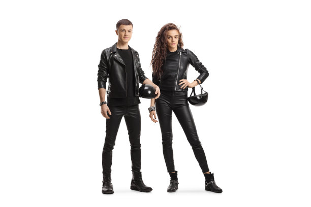 穿着皮夹克、戴着摩托车头盔的年轻男女都很酷图片下载