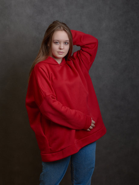 年轻的长发女人的肖像图片下载