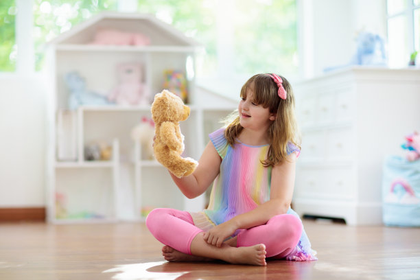 小女孩在玩娃娃屋。孩子的玩具图片下载