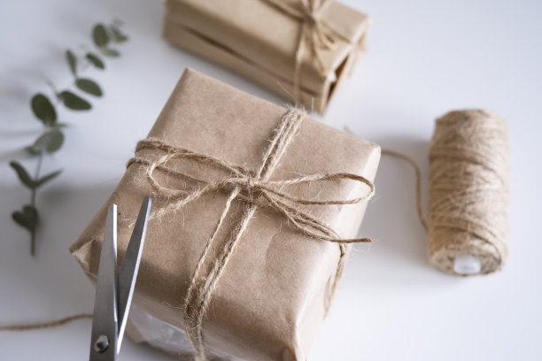 礼盒包装。一步一步。用牛皮纸装饰礼物的说明。环保的概念。图片下载